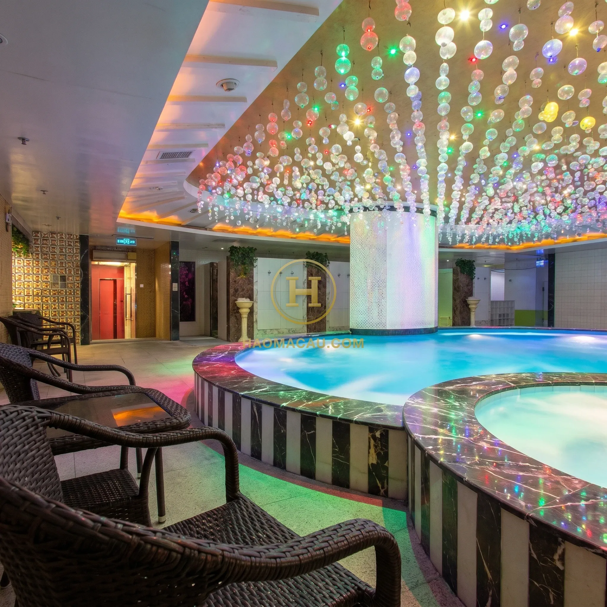 Fuhao Palace Spa – Hot pool under a light-bead ceiling