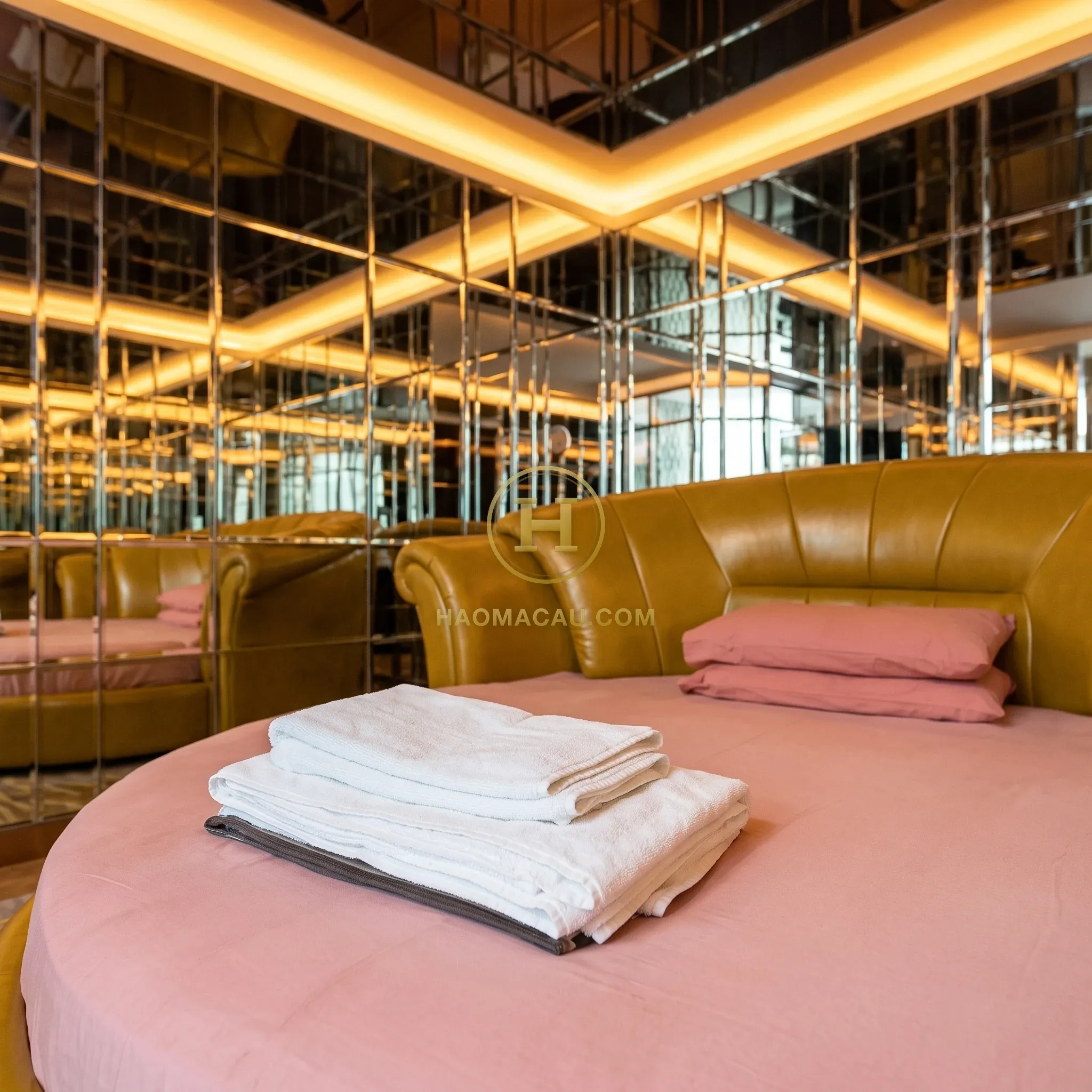 Fuhao Palace Spa – Gold round-bed room