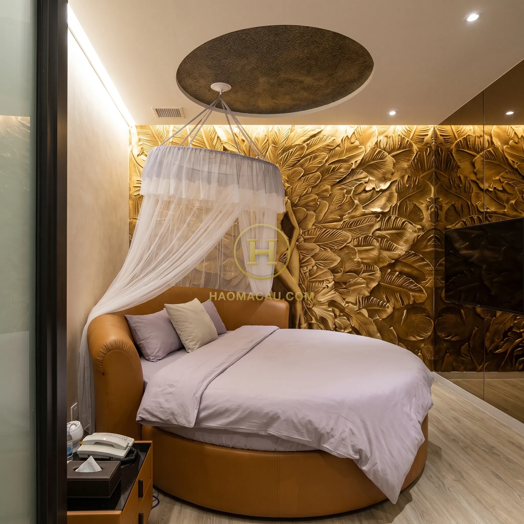 Golden Phoenix Sauna – Canopy bed by the gold relief wall