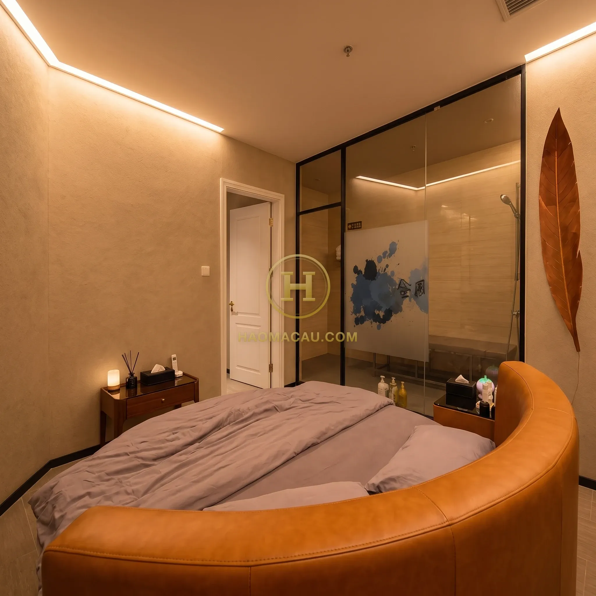 Golden Phoenix Sauna – Round-bed room with glass shower