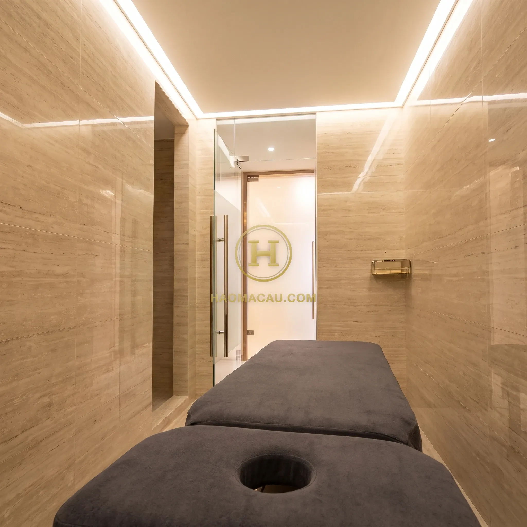 Golden Phoenix Sauna – Massage room
